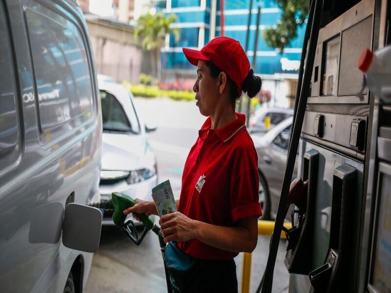 Casi 2 lempiras por galón suben los combustibles a partir de hoy