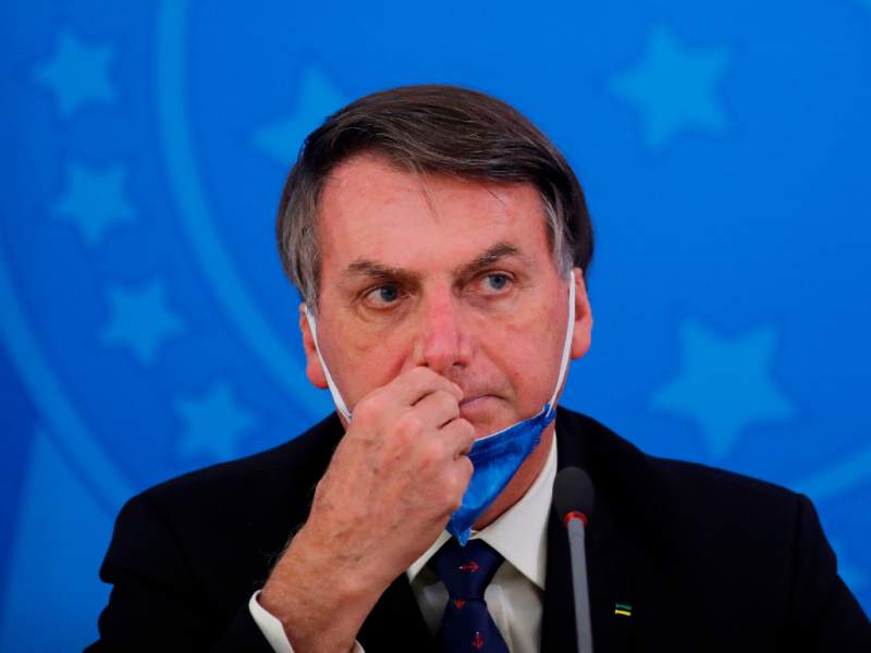 Justicia brasileña ordena a Bolsonaro usar mascarilla, de lo contrario será multado