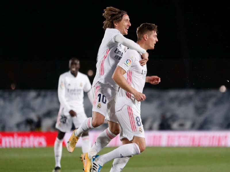 Real Madrid pinta de blanco el clásico español