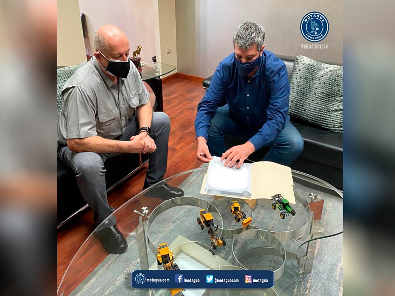 Diego estampando su firma de renovación de contrato con Motagua RCV