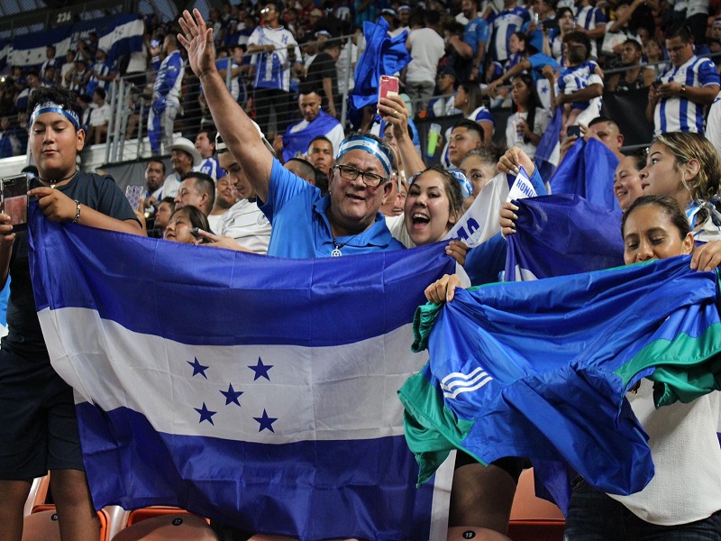 Afición hondureña en el BBVA Compass Stadium RCV