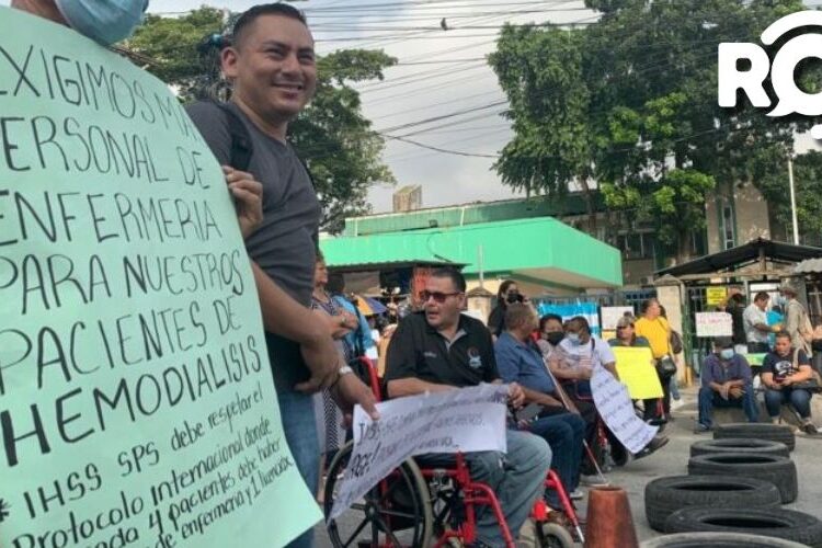 Pacientes renales se toman el IHHS por falta de asistencia medica