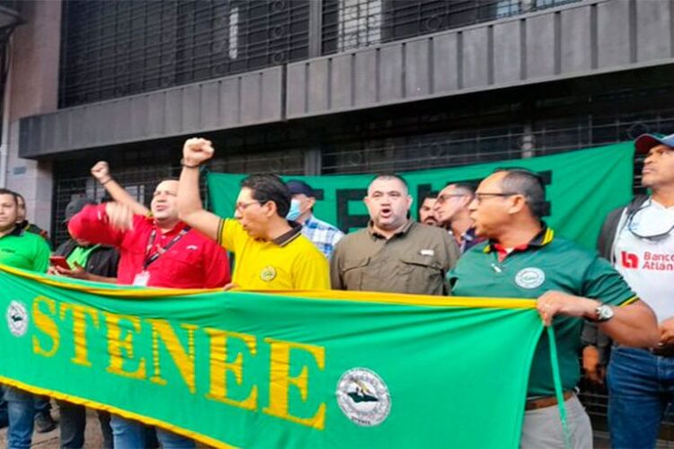 Empleados de la ENEE protestan en la Secretaría de Finanzas