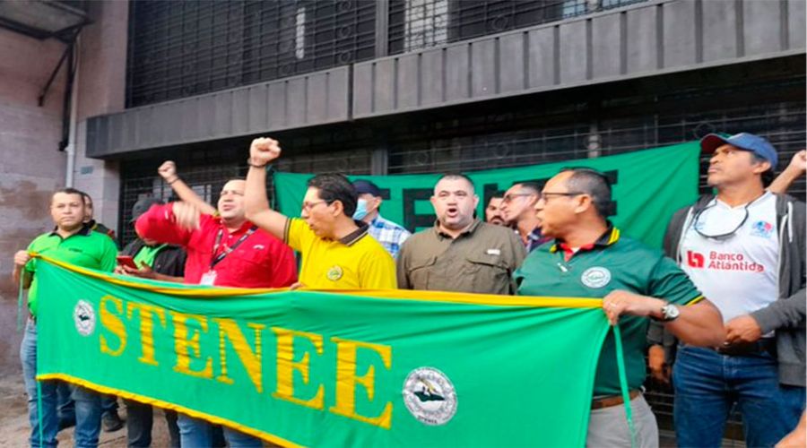 Empleados de la ENEE protestan en la Secretaría de Finanzas