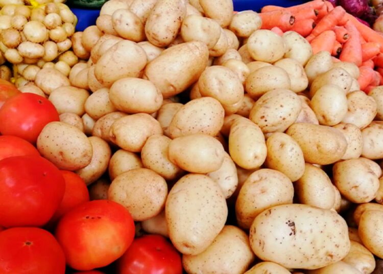 Aumentan los precios de la papa y el tomate en mercados capitalinos