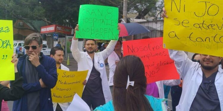 Médicos del Hospital Escuela protestan por falta de pago