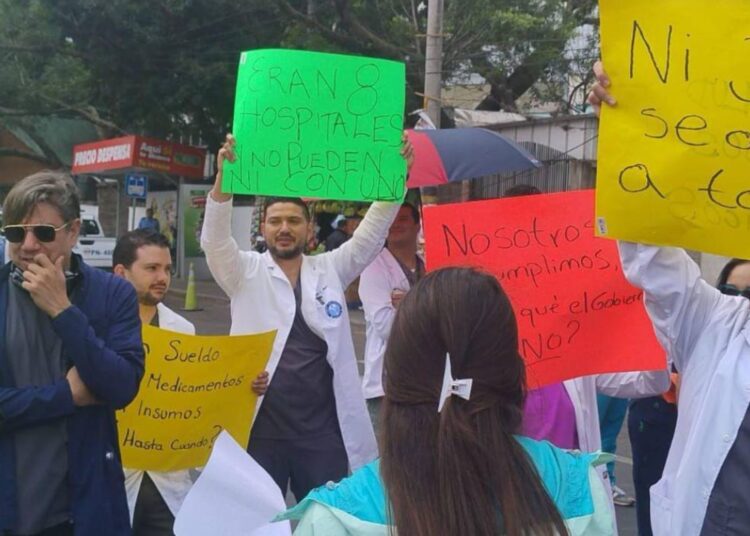 Médicos del Hospital Escuela protestan por falta de pago