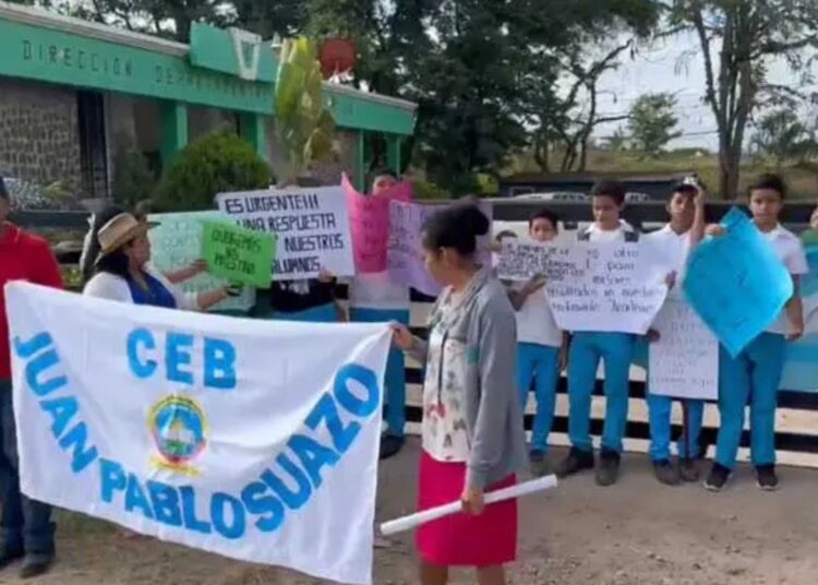 Padres protestan por falta de maestros en escuelas hondureñas