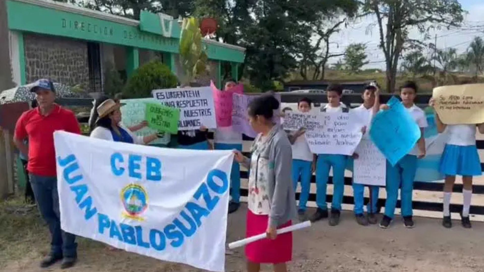 Padres protestan por falta de maestros en escuelas hondureñas