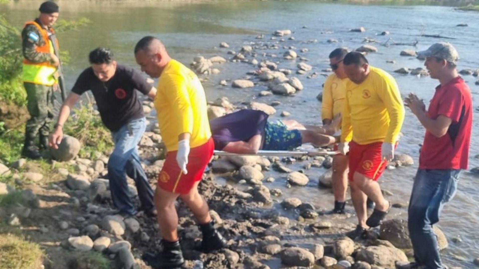 Padre muere ahogado tras rescatar a su hija en Santa Bárbara