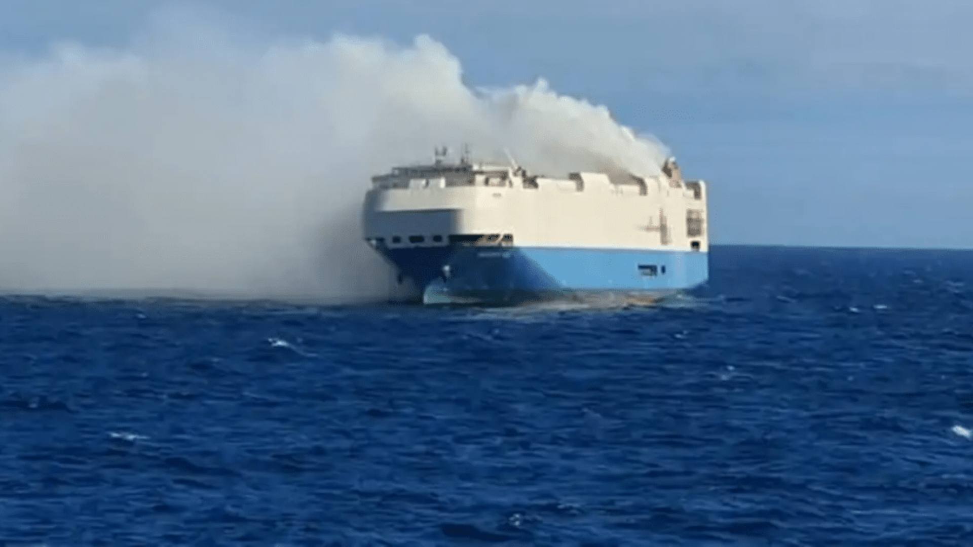 Barco se incendia con 3 mil autos a bordo en el Pacífico