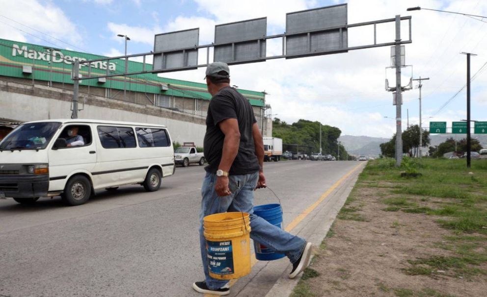 Vecinos de varias colonias exigen puentes peatonales en la capital