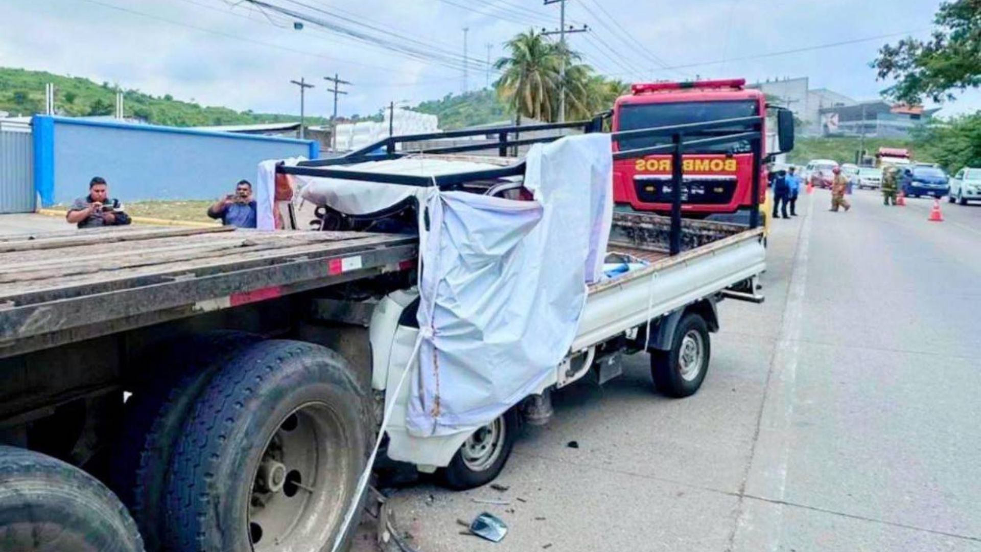 Muere conductor tras impactar su camión contra una rastra