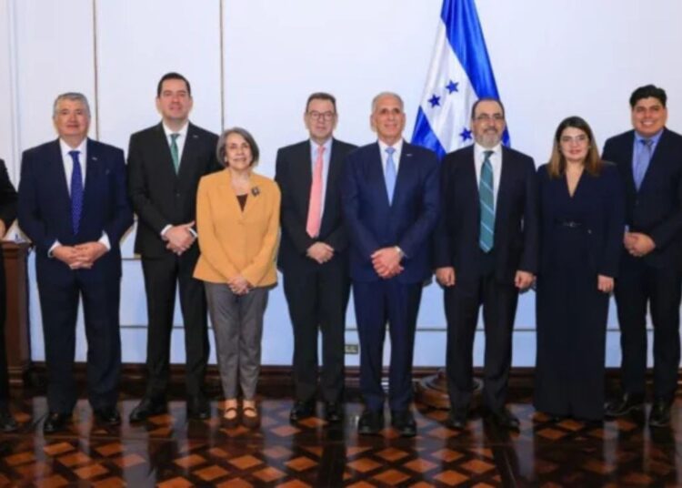 Gobierno y CAF acuerdan cooperación de $2 millones para proyectos clave