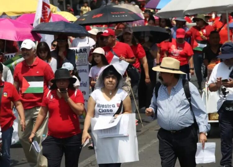 Docentes marchan en México por mejoras salariales en el Día del Maestro ...