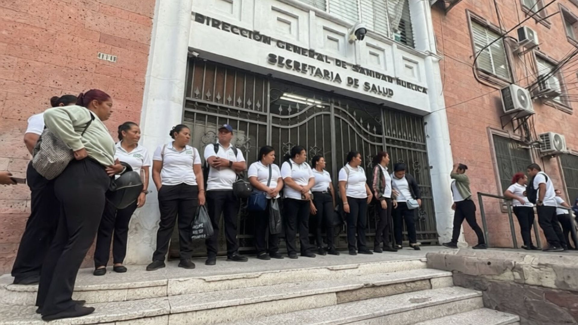 Personal de aseo de la SESAL protesta por falta de pago