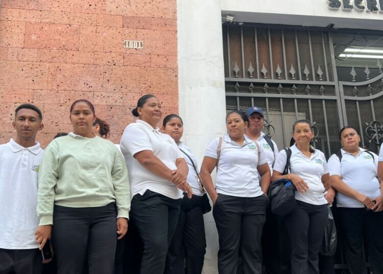 Personal de aseo de la SESAL protesta por falta de pago