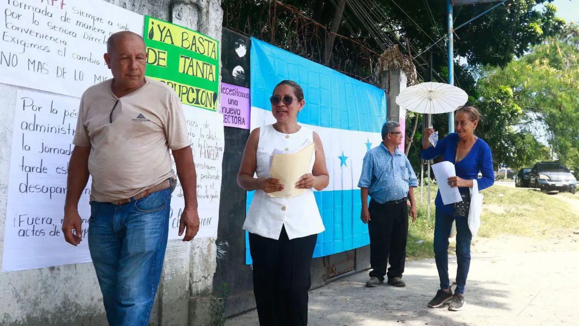 Padres se toman Dirección de Educación en Lempira por falta de maestro